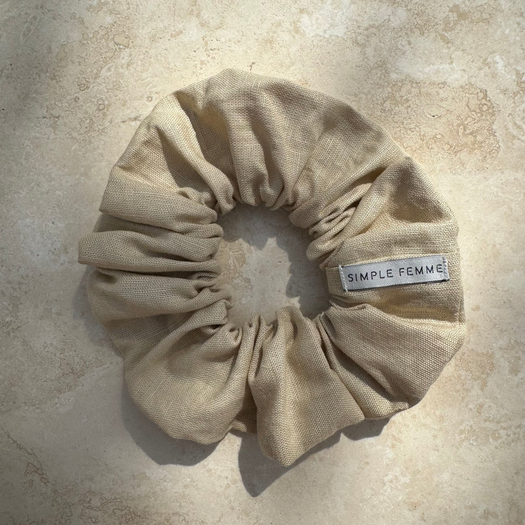 BEIGE HØR SCRUNCHIE