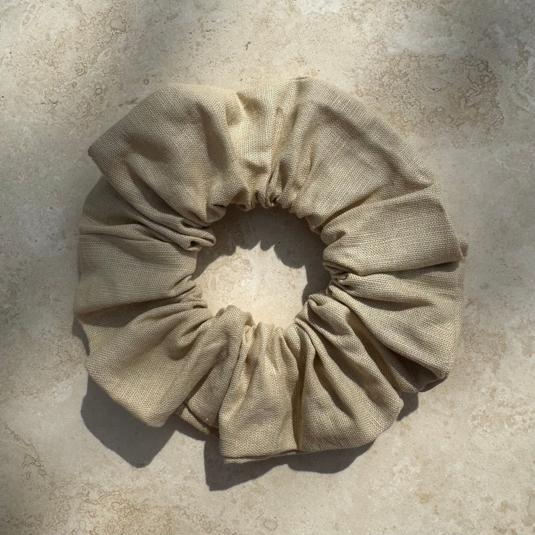 BEIGE HØR SCRUNCHIE