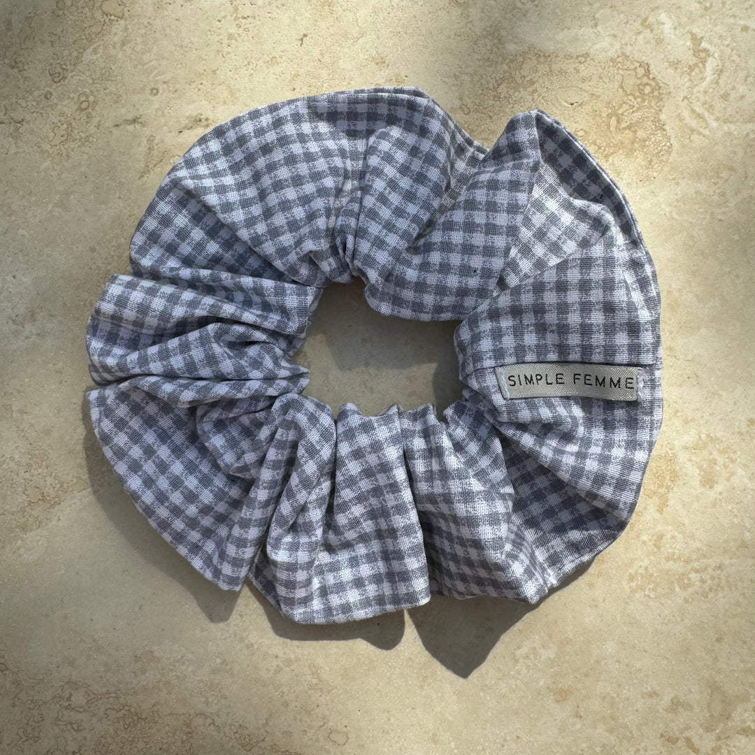 SMÅ GRÅTERNET BOMULD SCRUNCHIE